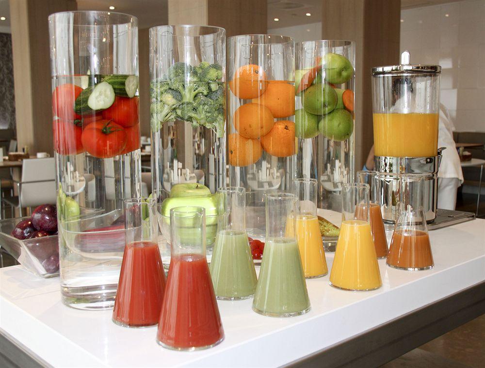เอ็นเอช คอลเลคชั่น มาดริด ปาลาซิโอ เด เตปา Hotel ภายนอก รูปภาพ A selection of fruit juices