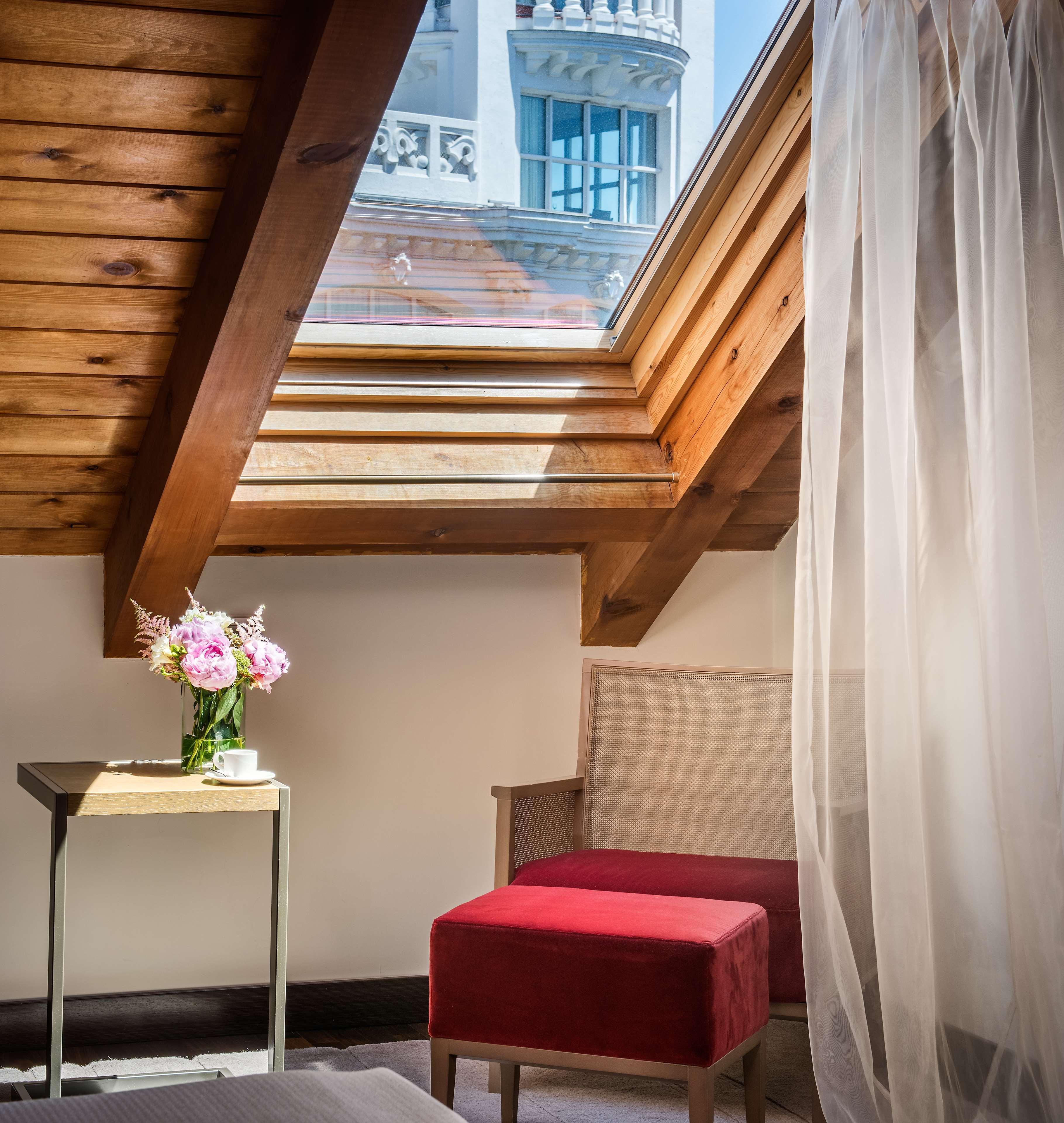 เอ็นเอช คอลเลคชั่น มาดริด ปาลาซิโอ เด เตปา Hotel ภายนอก รูปภาพ Skylight in a home