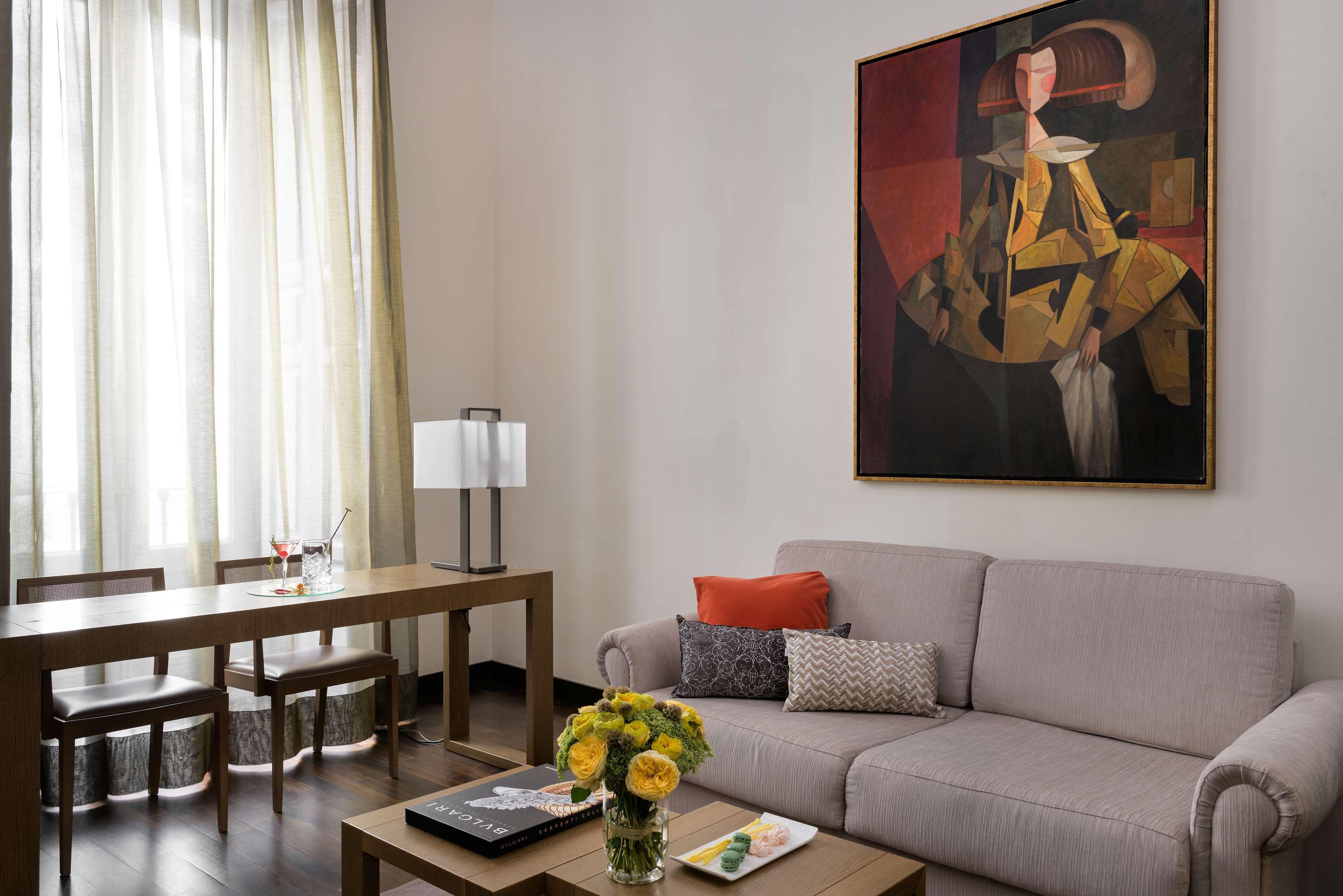 เอ็นเอช คอลเลคชั่น มาดริด ปาลาซิโอ เด เตปา Hotel ภายนอก รูปภาพ A living room in a typical apartment