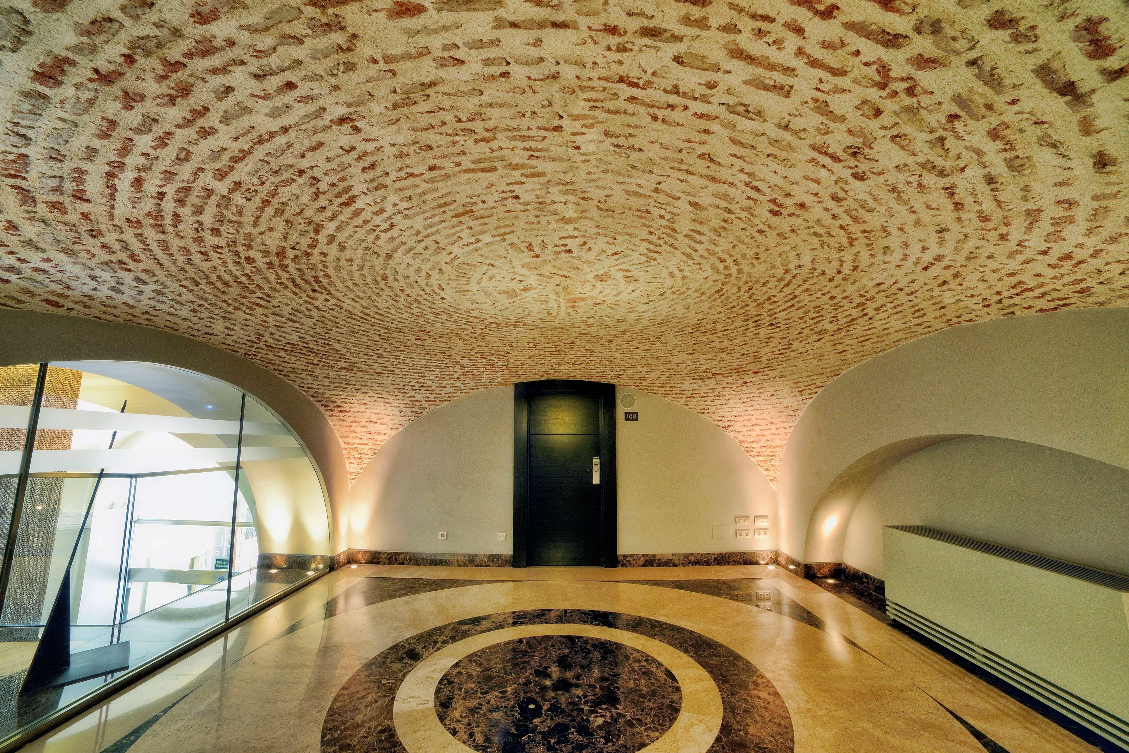 เอ็นเอช คอลเลคชั่น มาดริด ปาลาซิโอ เด เตปา Hotel ภายนอก รูปภาพ The vaulting of the entrance to the museum