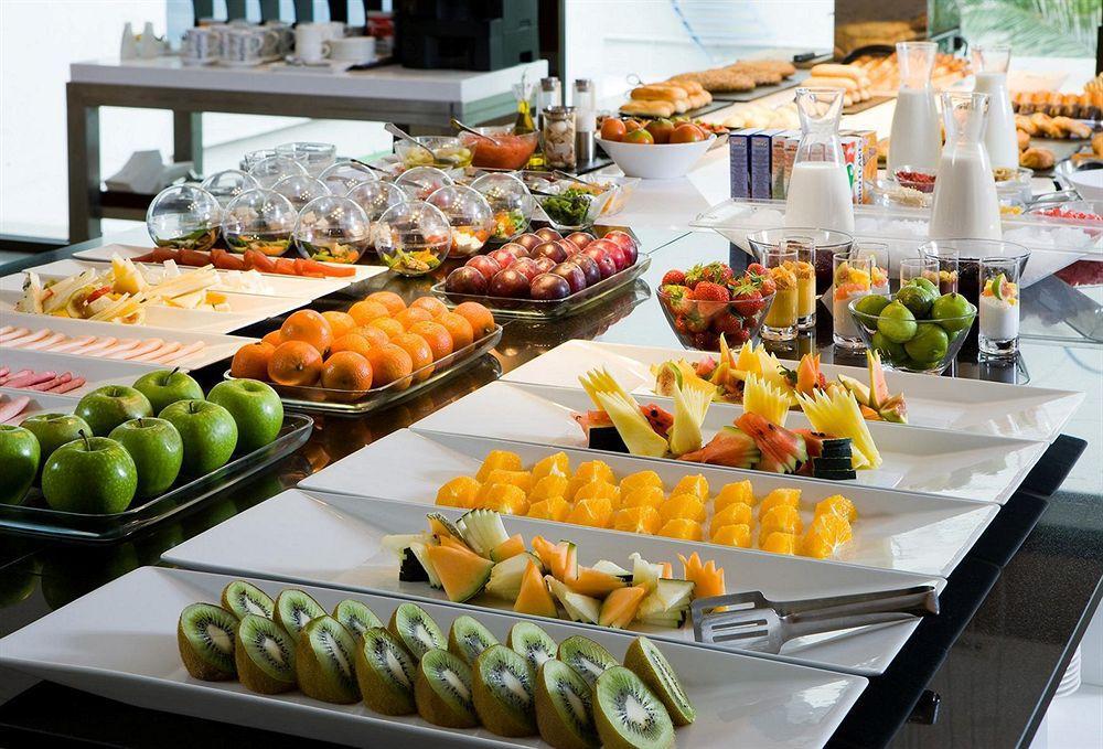 เอ็นเอช คอลเลคชั่น มาดริด ปาลาซิโอ เด เตปา Hotel ภายนอก รูปภาพ A fruit salad buffet