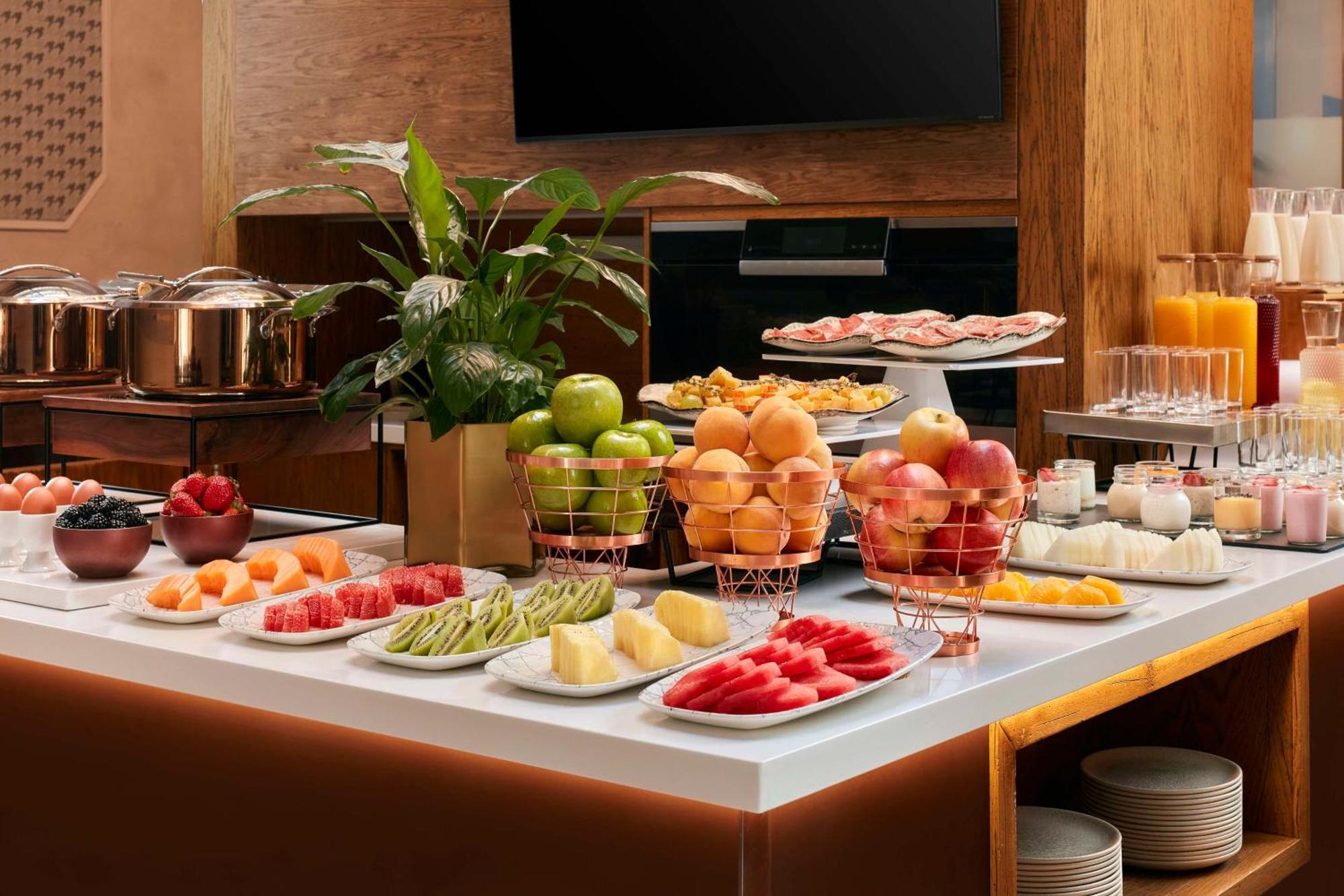 เอ็นเอช คอลเลคชั่น มาดริด ปาลาซิโอ เด เตปา Hotel ภายนอก รูปภาพ A fruit buffet