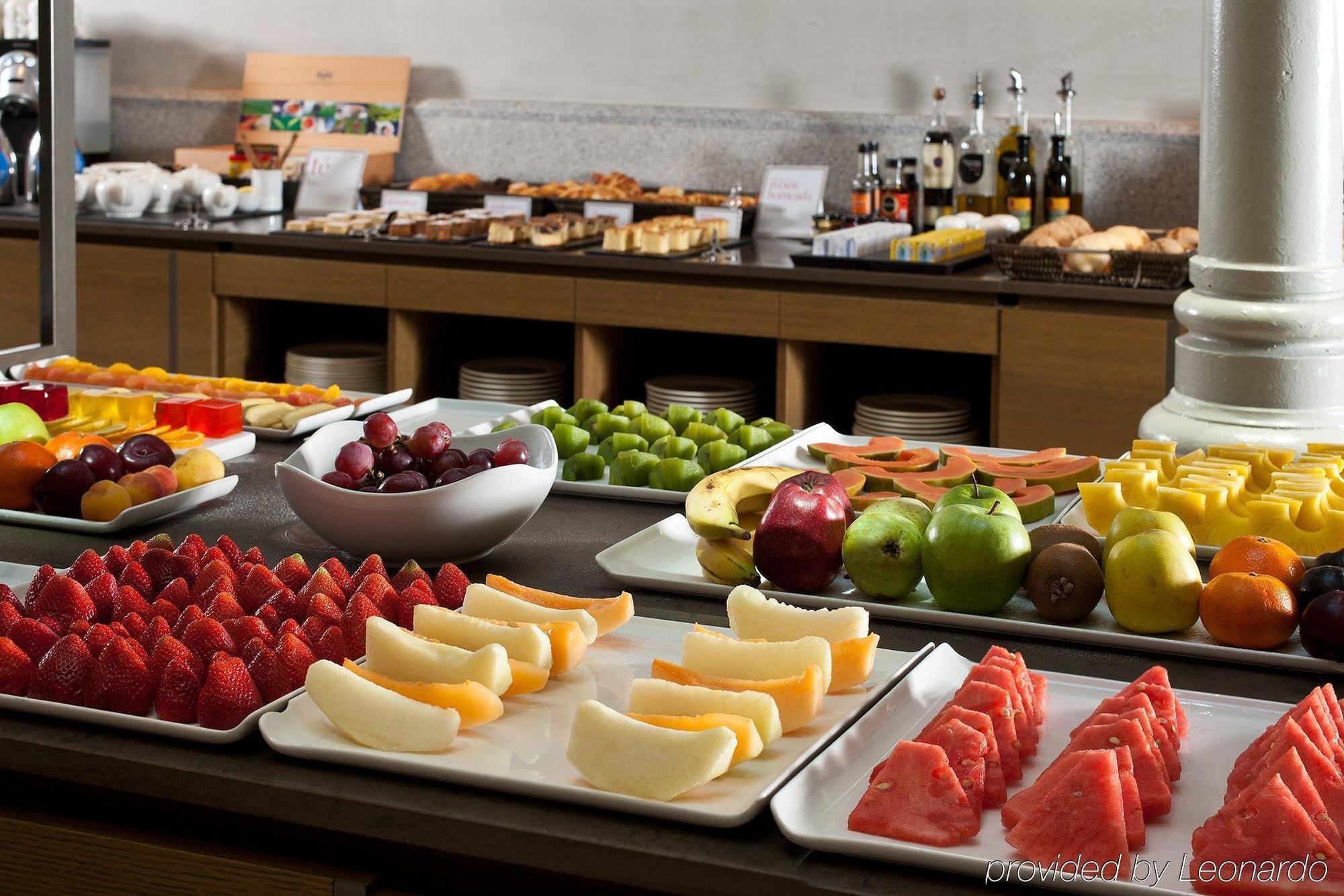 เอ็นเอช คอลเลคชั่น มาดริด ปาลาซิโอ เด เตปา Hotel ภายนอก รูปภาพ Fruit salad