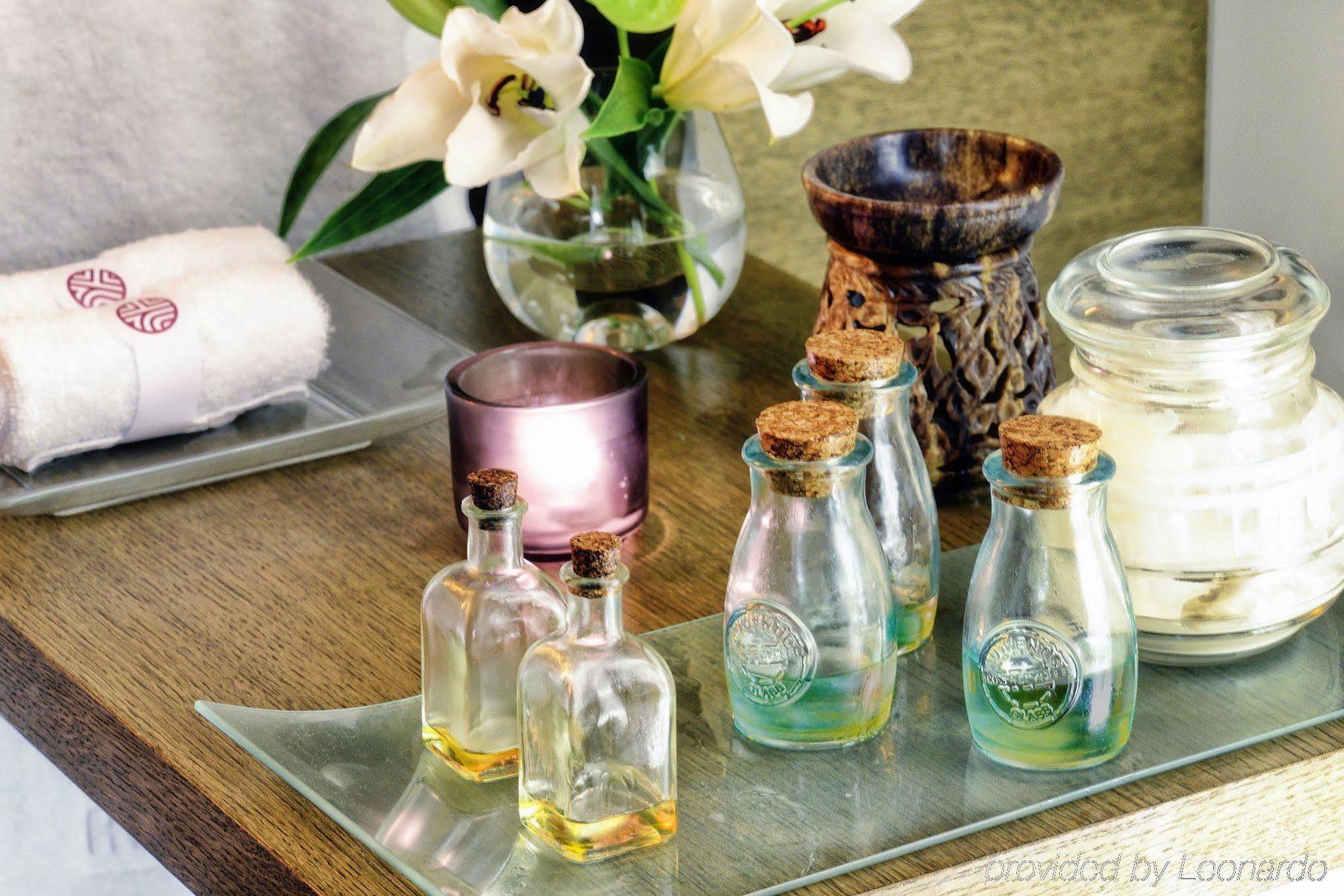 เอ็นเอช คอลเลคชั่น มาดริด ปาลาซิโอ เด เตปา Hotel ภายนอก รูปภาพ A selection of essential oils