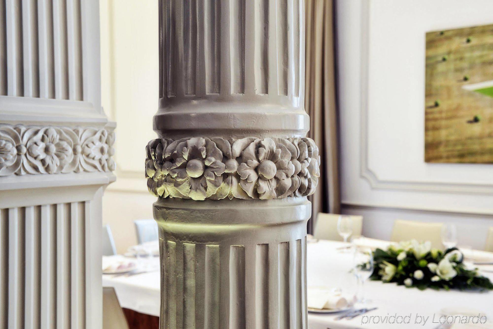 เอ็นเอช คอลเลคชั่น มาดริด ปาลาซิโอ เด เตปา Hotel ภายนอก รูปภาพ A column with a capital