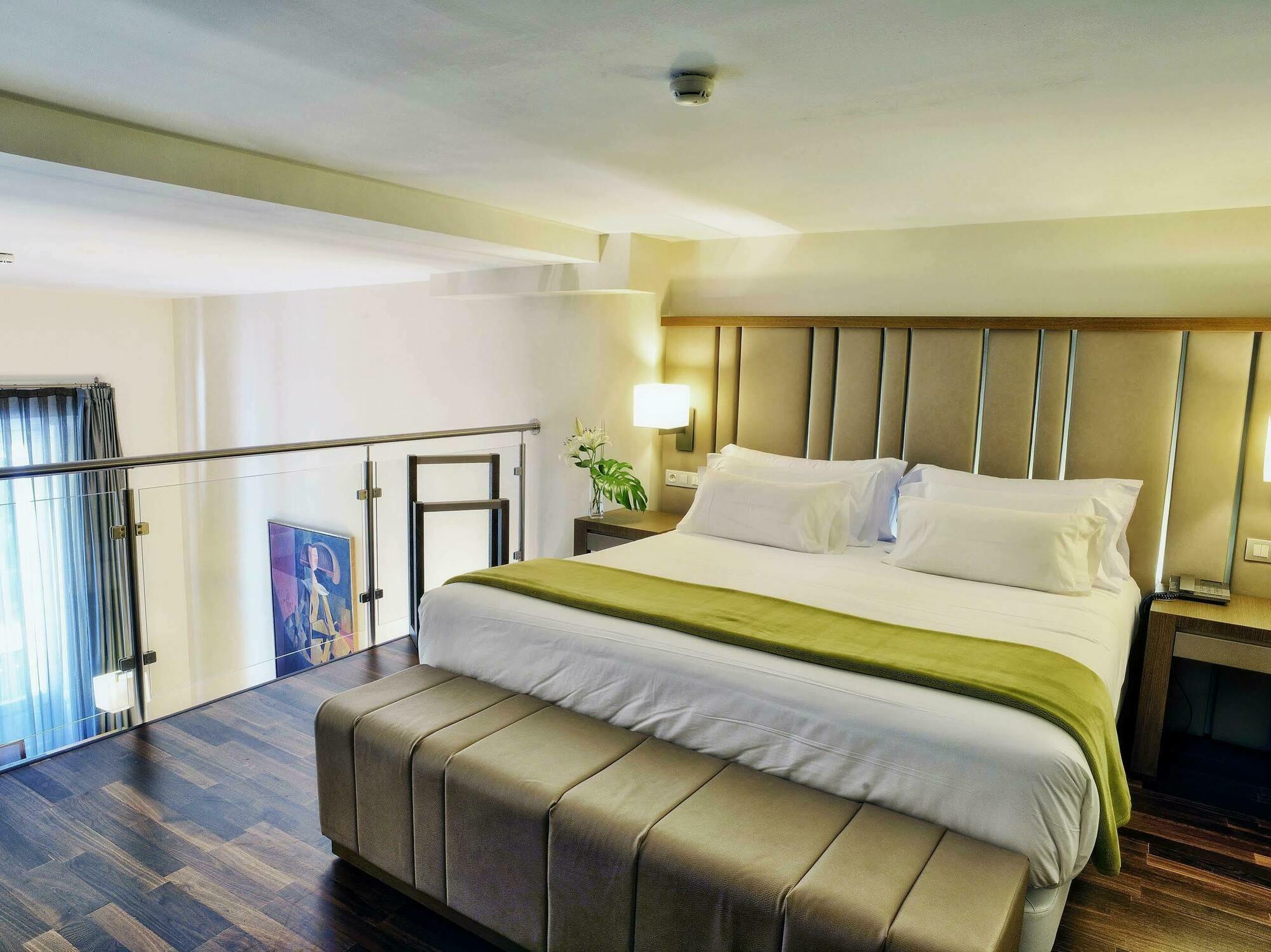 เอ็นเอช คอลเลคชั่น มาดริด ปาลาซิโอ เด เตปา Hotel ภายนอก รูปภาพ A bedroom at the hotel