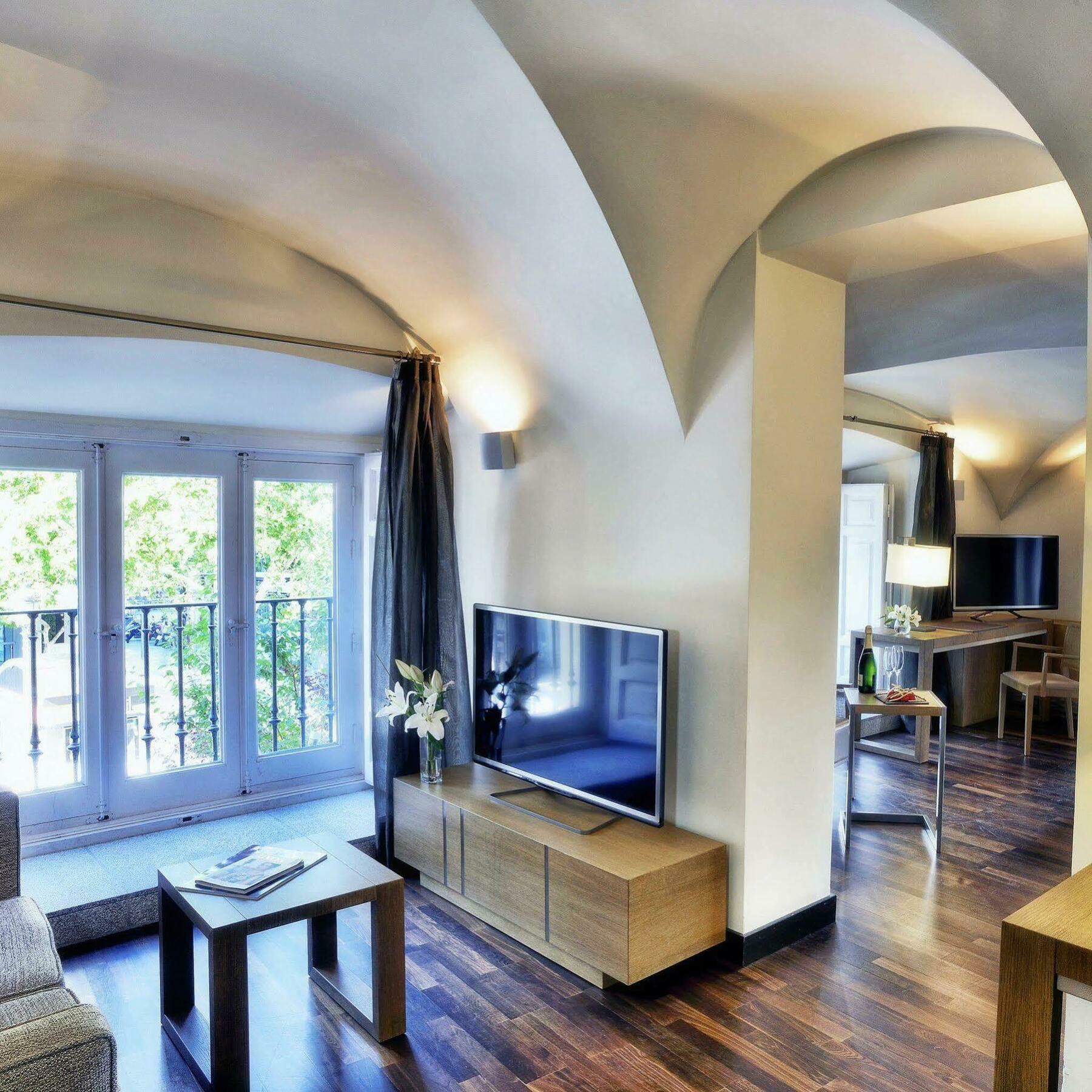 เอ็นเอช คอลเลคชั่น มาดริด ปาลาซิโอ เด เตปา Hotel ภายนอก รูปภาพ A typical apartment